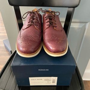 Men Cole Haan Cordova size 9.5 leather shoes slightly worn like new.Burgundy